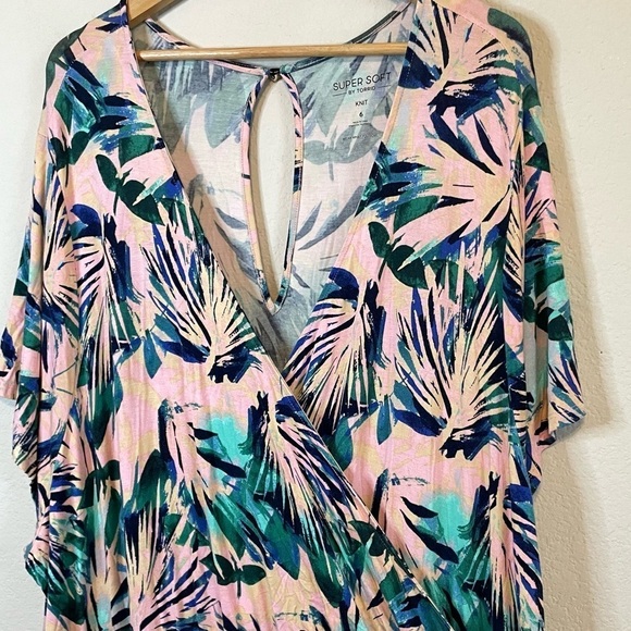 Torrid Super Soft Surplice Romper Pink Green Lead Tropical Pattern Size 6X - Picture 3 of 14